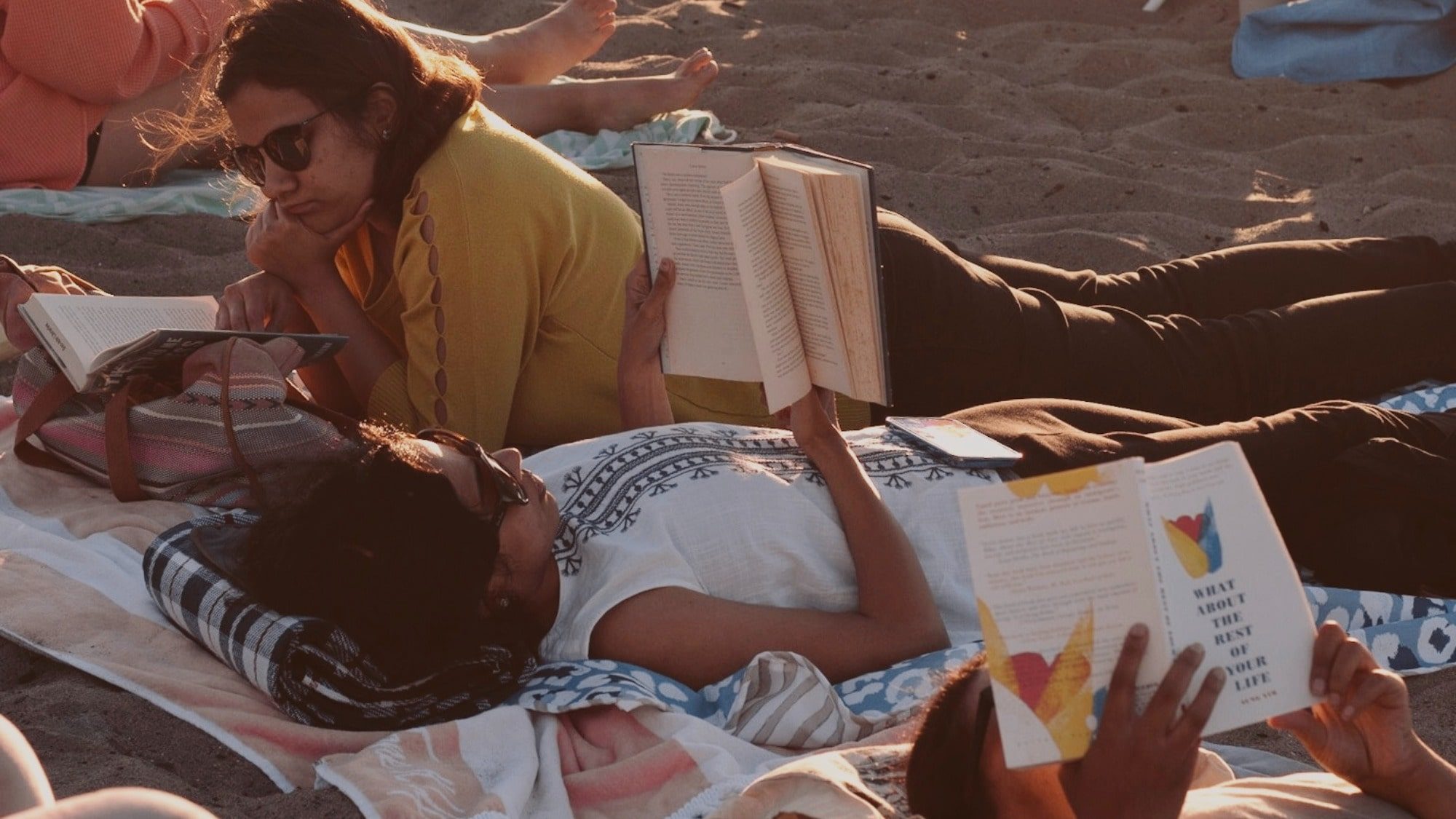 Quiet-time-Mariel Torres Photography-2000x1125-min People reading books at the beach